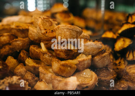 Molti tradizionali dolci Portoghesi sono chiamati Pastel de nata. Una deliziosa pasticceria o cibo in Portogallo. Foto Stock