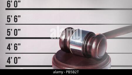 Martello e mugshot penale sullo sfondo di altezza Foto Stock