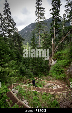 Escursioni a piedi attraverso le montagne Foto Stock