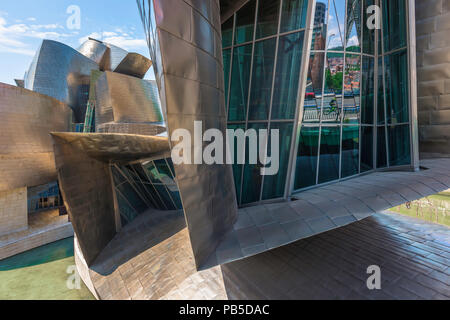 Edificio di Guggenheim, vista ravvicinata del lato est di Frank Gehry Museo Guggenheim progettato (Museo Guggenheim) nel centro di Bilbao, Spagna. Foto Stock