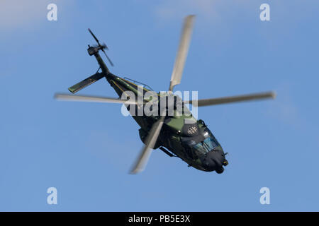 Il finlandese NH-90 elicottero in volo Foto Stock