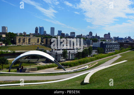 Il Milwaukee skyline e Lower East Side come visto dal parco di Kadish sulla sommità della collina di birra. Foto Stock