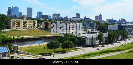 La skyline di Milwaukee in background con il Lower East Side e Milwaukee River in primo piano dal parco di Kadish in cima al colle di birra Foto Stock