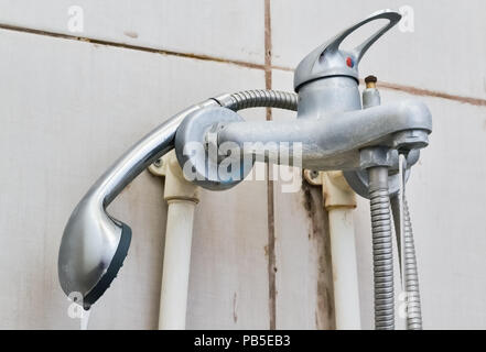 Vecchi tubi di acqua e rotture di rubinetto del bagno Foto Stock
