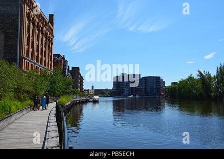 Il Milwaukee Riverwalk passa di vecchi magazzini convertiti in spazi di vita nel terzo distretto Ward. Foto Stock