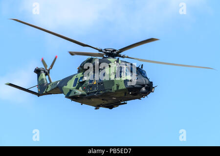 Il finlandese NH-90 elicottero in volo Foto Stock