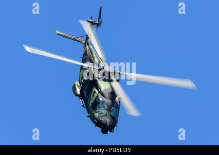 Il finlandese NH-90 elicottero in volo Foto Stock