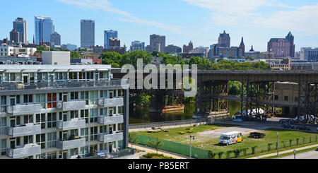 Il Milwaukee skyline si innalza al di sopra del Holton St ponte che attraversa il fiume Milwaukee dalla Brewers Hill per il Lower East Side quartieri Foto Stock