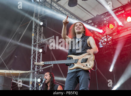 KIEV, UCRAINA - Luglio 05, 2018: Francese di metal estremo rock band tradire i martiri e suona la chitarra ritmica Baptiste Vigier esegue dal vivo presso la Atlas abbiamo Foto Stock