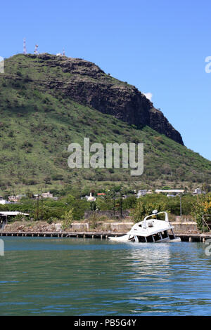 Un affondata imbarcazione da diporto in Marina Port Louis, Mauritius Foto Stock