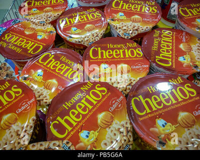 Single-serve contenitori di General Mills' Cheerios cereali per la prima colazione in un supermercato a New York martedì, luglio 24, 2018. (Â© Richard B. Levine) Foto Stock