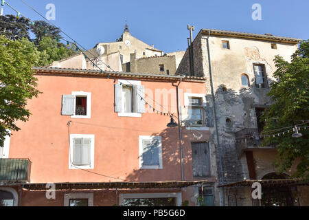 Case e vecchia chiesa del villaggio Bonnieux, Provenza, Francia, massiccio del Luberon, regione Provence-Alpes-Côte d'Azur Foto Stock