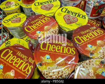 Single-serve contenitori di General Mills' Cheerios cereali per la prima colazione in un supermercato a New York martedì, luglio 24, 2018. (Â© Richard B. Levine) Foto Stock