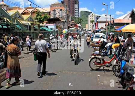 La gente alla trafficata strada del mercato al di fuori del mercato ufficiale sale, l'effettivo il cuore commerciale di Port Louis Foto Stock