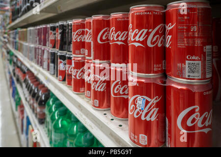 Le lattine di coca cola in un supermercato a New York martedì, luglio 24, 2018. La Coca-Cola Co. relazioni secondo trimestre i guadagni su luglio 25 prima della campana. (Â© Richard B. Levine) Foto Stock