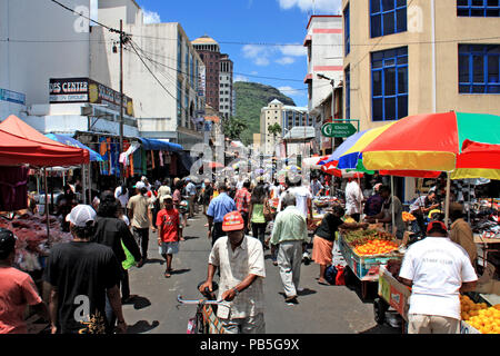 La gente alla trafficata strada del mercato al di fuori del mercato ufficiale sale, l'effettivo il cuore commerciale di Port Louis Foto Stock