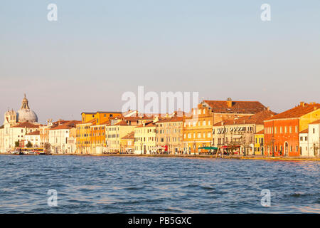 Fondamenta Croce, isola della Giudecca, Canale della Giudecca, Venezia, Veneto, Italia al tramonto con Colorati luminosamente edifici e Zitelle Chiesa Foto Stock