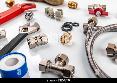 Plumber strumenti e apparecchiature su sfondo bianco Foto Stock