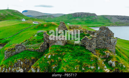 Le rovine del castello di Duntulm sull'Isola di Skye - vista aerea Foto Stock