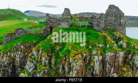 Le rovine del castello di Duntulm sull'Isola di Skye - vista aerea Foto Stock