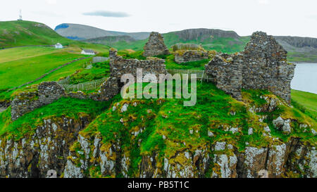 Le rovine del castello di Duntulm sull'Isola di Skye - vista aerea Foto Stock