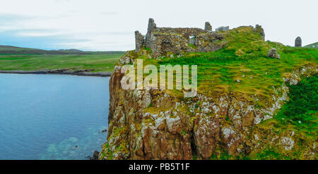 Le rovine del castello di Duntulm sull'Isola di Skye - vista aerea Foto Stock