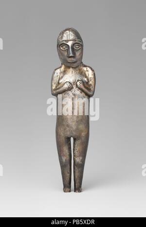 Statuetta femminile. Cultura: Inca. Dimensioni: H. 5 3/4 x W. 1 1/2 x D. 1 1/8 in. (14,6 x 3,8 x 2,8 cm). Data: 1400-1533. Questa statuetta è cava e originariamente era composta da cinque pezzi di relativamente puro foglio argento unite da mezzi del settore metallurgico. Simile a quella di altri Inca figurine femminili in termini di aspetto e design, che raffigura una donna in piedi con i capelli tirati indietro e braccia disegnati per il torace. La statuetta è stata probabilmente depositato come un Inca offre, e potrebbe essere stato vestito in tessuti fissati con tupus (PIN), sia come parte della pratica rituale di capac hucha, o come un altro fo Foto Stock