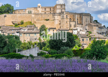 Villaggio Grignan situato su di una collina con lavanda, Provenza, Francia, villaggio con castello Château de Grignan, nel dipartimento della Drôme, regione Auvergne-Rhône Foto Stock