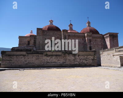 Monumentale chiesa di San Pedro in Mitla città importante sito archeologico di zapoteco cultura in stato di Oaxaca in Messico paesaggi di cielo blu chiaro nel 2018 Foto Stock