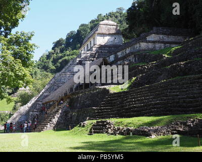 PALENQUE, Messico, AMERICA DEL NORD NEL FEBBRAIO 2018: tre monumentali Piramidi pietroso alla antica città Maya a paesaggi giungla verde con piante tropicali Foto Stock