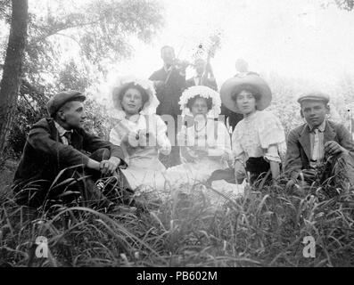 1597 Tableau, uomini, donne, campo, frutta, estate, cappello, musicista, strumento musicale Fortepan 2344 Foto Stock