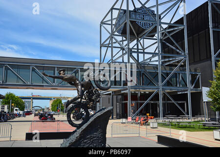 "Collina scalatore' statua che si trova nella parte anteriore del segno all'ingresso della Harley Davidson Museum di Milwaukee, Wisconsin. Foto Stock