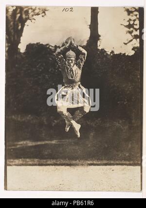 [Nijinsky in 'Danse siamoise' dal 'Orientales']. Artista: Eugène Druet (francese, Parigi Parigi 1867-1916). Dimensioni: Immagine: 20,3 x 14,6 cm (8 x 5 3/4 in.). Data: 1910. Questa fotografia di Vaslav Nijinsky è uno di una serie prese da Druet-auto-descritto "fotografo amatoriale' miglior oggi conosciuto per la sua folgorante immagini di Rodin la scultura-su richiesta del pittore Jacques-Emile Blanche, nel suo giardino a Passy. La danzatrice è visto in midair eseguendo uno dei salti per cui egli era famoso e indossando il costume disegnato da Léon Bakst per 'Danse siamoise,' un assolo di Les Orientales Foto Stock