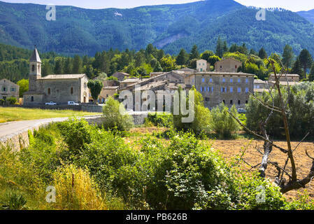 Villaggio Savoillan con paesaggio di montagna, Provenza, Francia, dipartimento Vaucluse, regione Provence-Alpes-Côte d'Azur Foto Stock