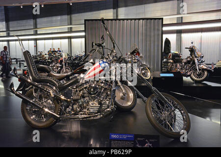 Una riproduzione della mitica linea Easy Rider tritatutto sul display in Harley Davidson Motorcycle Museum di Milwaukee. Foto Stock