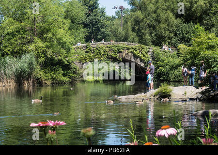 Lo stagno e Gapstow Bridge sono un luogo molto popolare nel Central Park di New York, Stati Uniti d'America Foto Stock