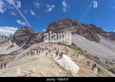 La folla di turisti sulla Forcella Lavaredo, in Tre Cime di Lavaredo area, Dolomiti, Italia Foto Stock