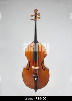 Divisione v141. Cultura: tedesco. Dimensioni: lunghezza corpo: 64,7 cm. Larghezza corpo: upper bout 29.1 cm. centro bout 22.3 cm. Abbassare bout 36,2 cm. La nervatura altezza: il blocco superiore 7.7 cm. centro bout 11,9 cm. blocco di fondo 11,9 cm la lunghezza di una stringa: 61,0 cm.. Maker: Scuola di Tielke. Data: ca. 1720. Leggermente più piccolo del bass viola da gamba, la divisione v141 è uno strumento ideale per la riproduzione di variazioni improvvisate (o 'divisions') su un ripetuto basslines, o massa. La divisione viols è cresciuto in popolarità in Inghilterra nel XVII secolo accanto a pubblicazioni di trattati metodico, suc Foto Stock