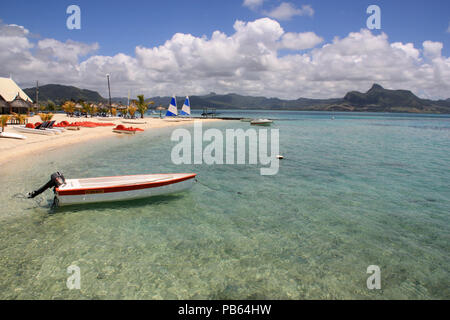 Maurizio: Motoscafi ancorati ad una laguna con poco profonda, turquois, acqua cristallina di fronte ad una bellissima spiaggia con un vulcano in background Foto Stock