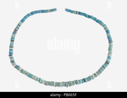 Stringa di piccole perle del disco. Dimensioni: L. 37 cm (14 9/16 in.). Diam. 0,2 cm (1/16 in). Dynasty: Dynasty 18. Regno: regno di Amenofi III. Data: ca. 1390-1353 A.C. Museo: Metropolitan Museum of Art di New York, Stati Uniti d'America. Foto Stock