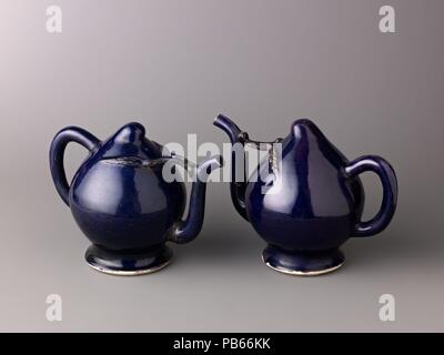 Pesche e vino a forma di vaso o teiera (Coppia con 1975.1.1722). Artista: Cinese , Dinastia Qing. Cultura: Cinese. Dimensioni: Altezza: 14 cm.. Data: probabilmente il XVIII secolo. Museo: Metropolitan Museum of Art di New York, Stati Uniti d'America. Foto Stock