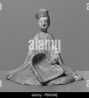 La figura di una donna. Cultura: la Cina. Dimensioni: H. 5 1/2 in. (14 cm); W. 4 1/2 in. (11,4 cm). Data: 5a-6a secolo. Museo: Metropolitan Museum of Art di New York, Stati Uniti d'America. Foto Stock