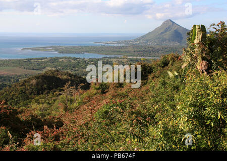 Vista panoramica presso il Tamarin Bay presso la costa occidentale di Mauritius con esso è circondato dalle montagne e colline Foto Stock