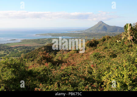 Vista panoramica presso il Tamarin Bay presso la costa occidentale di Mauritius con esso è circondato dalle montagne e colline Foto Stock