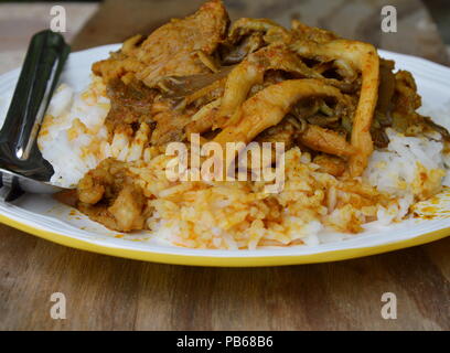 Agitare piccante fried curry fungo con carne di maiale sul riso Foto Stock