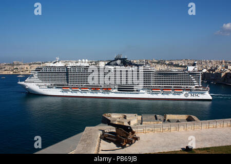 La grande e moderna nave da crociera o liner MSC Seaview, appartenente al MSC Crociere, uscire per Malta il Grand Harbour. I viaggi di vacanza nel Mare Mediterraneo. Foto Stock