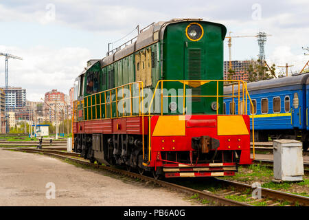 Smistamento elettrico treno di colore verde durante le manovre presso la stazione ferroviaria, la locomotiva di smistamento con trasmissione elettrica, smistamento cecoslovacca Foto Stock