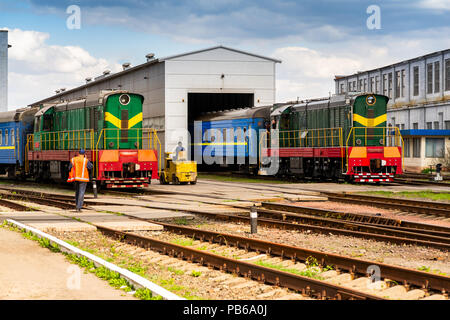 Smistamento elettrico treno di colore verde durante le manovre presso la stazione ferroviaria, la locomotiva di smistamento con trasmissione elettrica, smistamento cecoslovacca Foto Stock