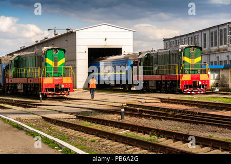 Locomotiva Diesel con trazione elettrica, cecoslovacco treno di smistamento con trasmissione elettrica partendo dal suo garage alla stazione Foto Stock