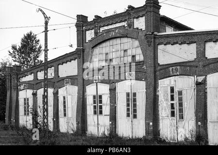Vecchio edificio industriale. Foto in bianco e nero di abbandono dei tram park Foto Stock